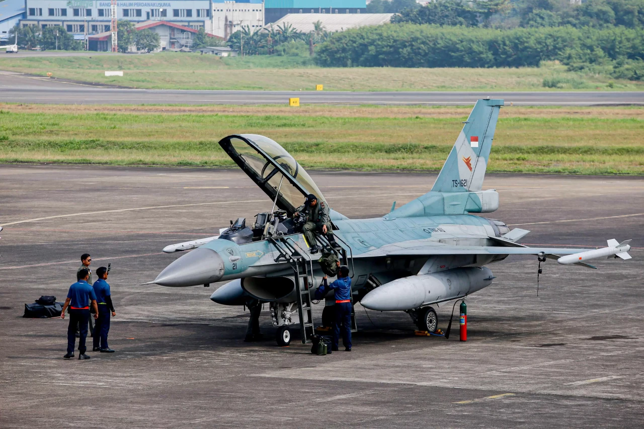Melihat Latihan Pesawat...
