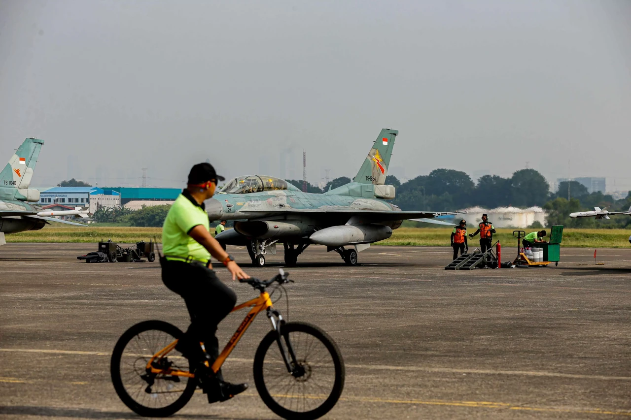 Melihat Latihan Pesawat...