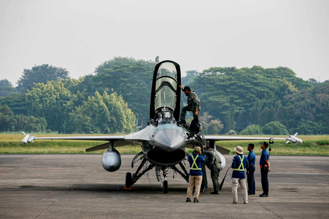 Melihat Latihan Pesawat...