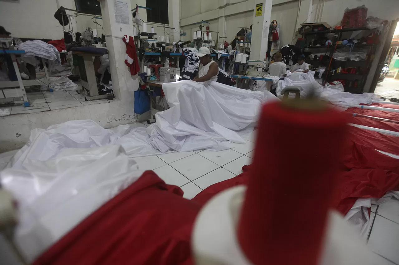 Produksi Bendera Merah...