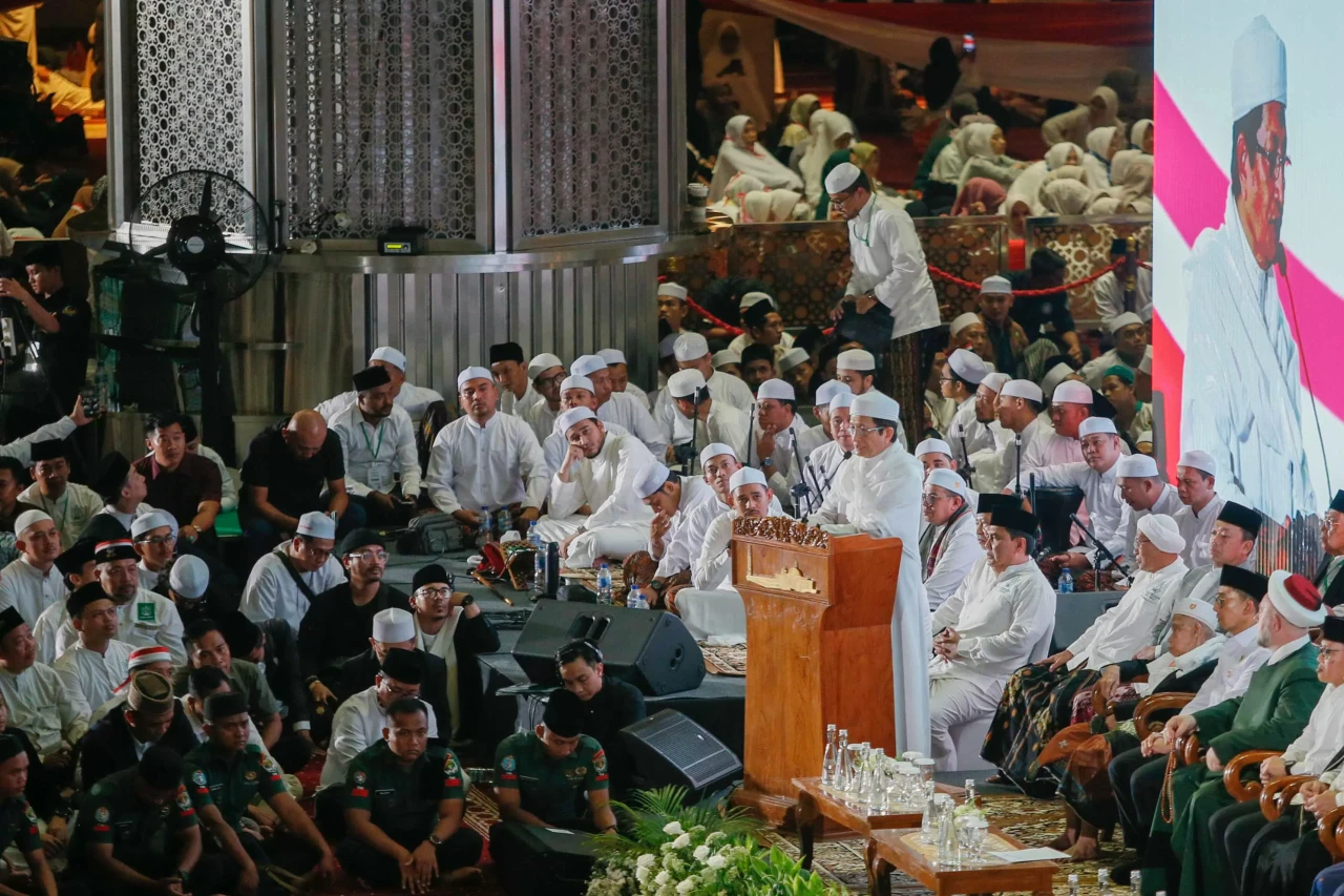 Ribuan Umat Muslim Padati...