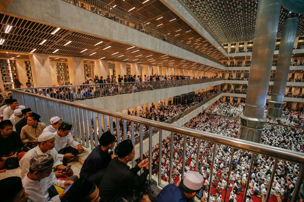 Ribuan Umat Muslim Padati...