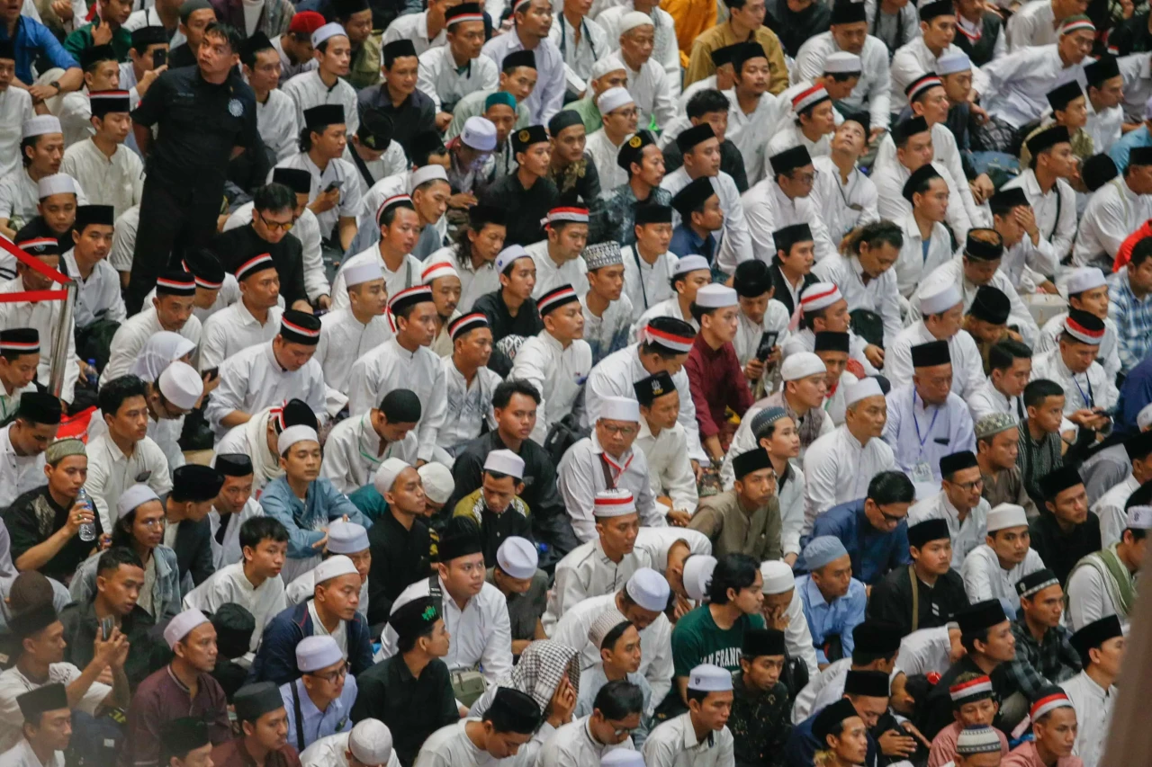 Ribuan Umat Muslim Padati...