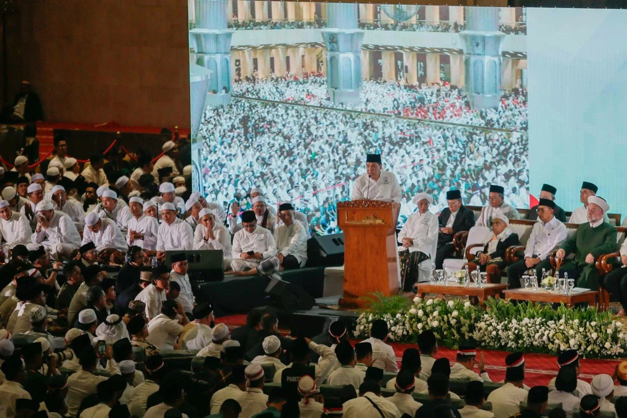 Ribuan Umat Muslim Padati...