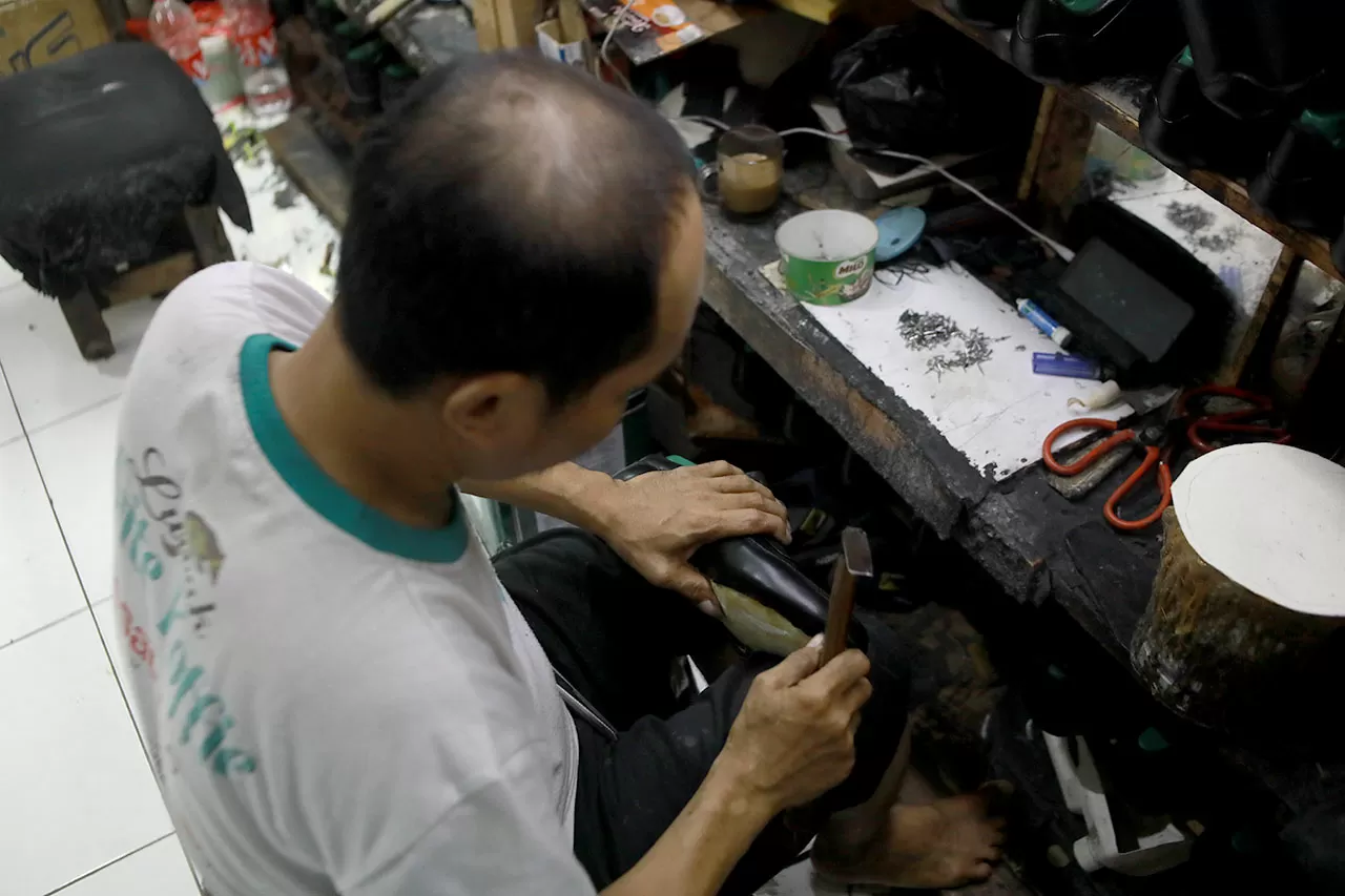 Mengintip Produksi Sepatu...
