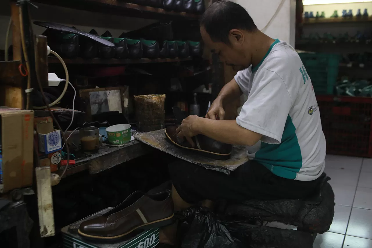 Mengintip Produksi Sepatu...