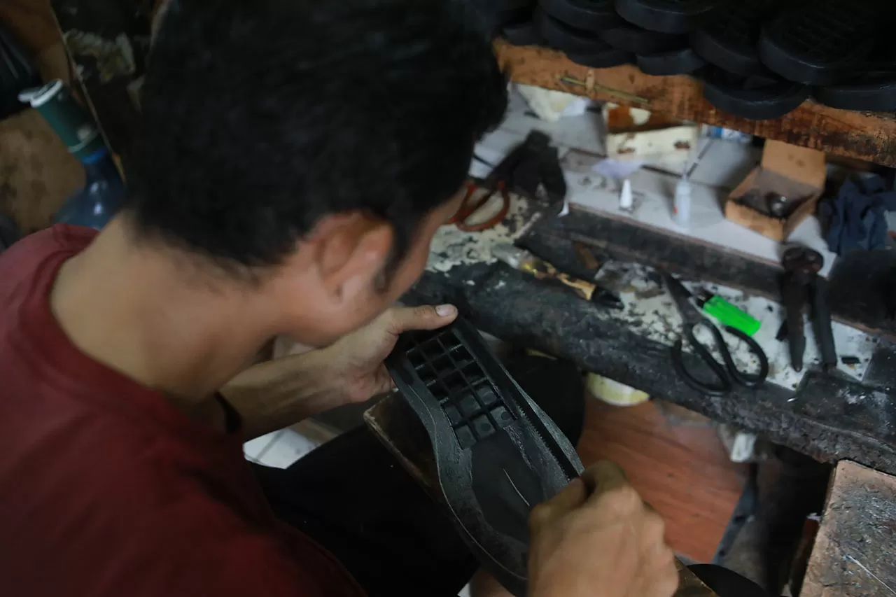 Mengintip Produksi Sepatu...