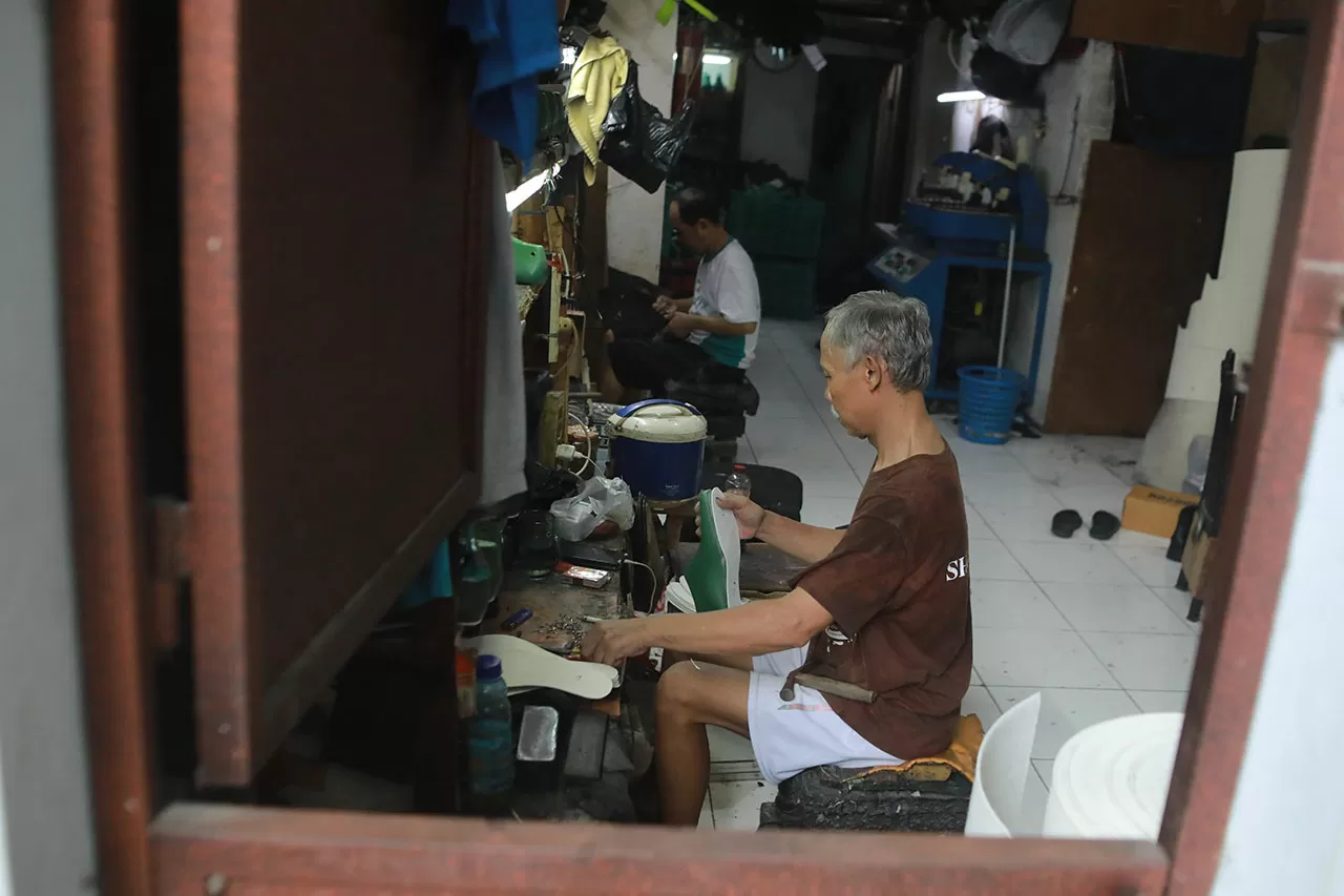 Mengintip Produksi Sepatu...