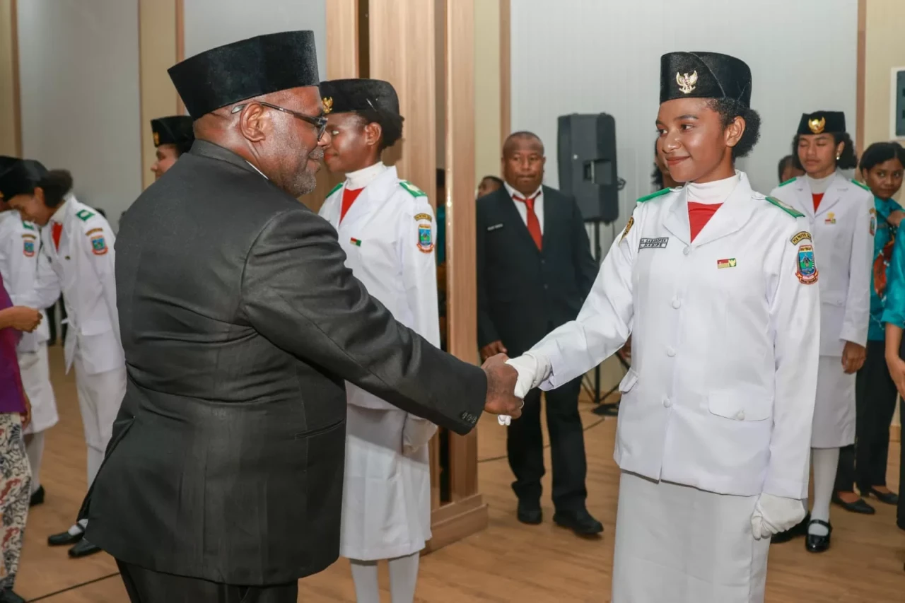 Gubernur Defitinif Pertama...
