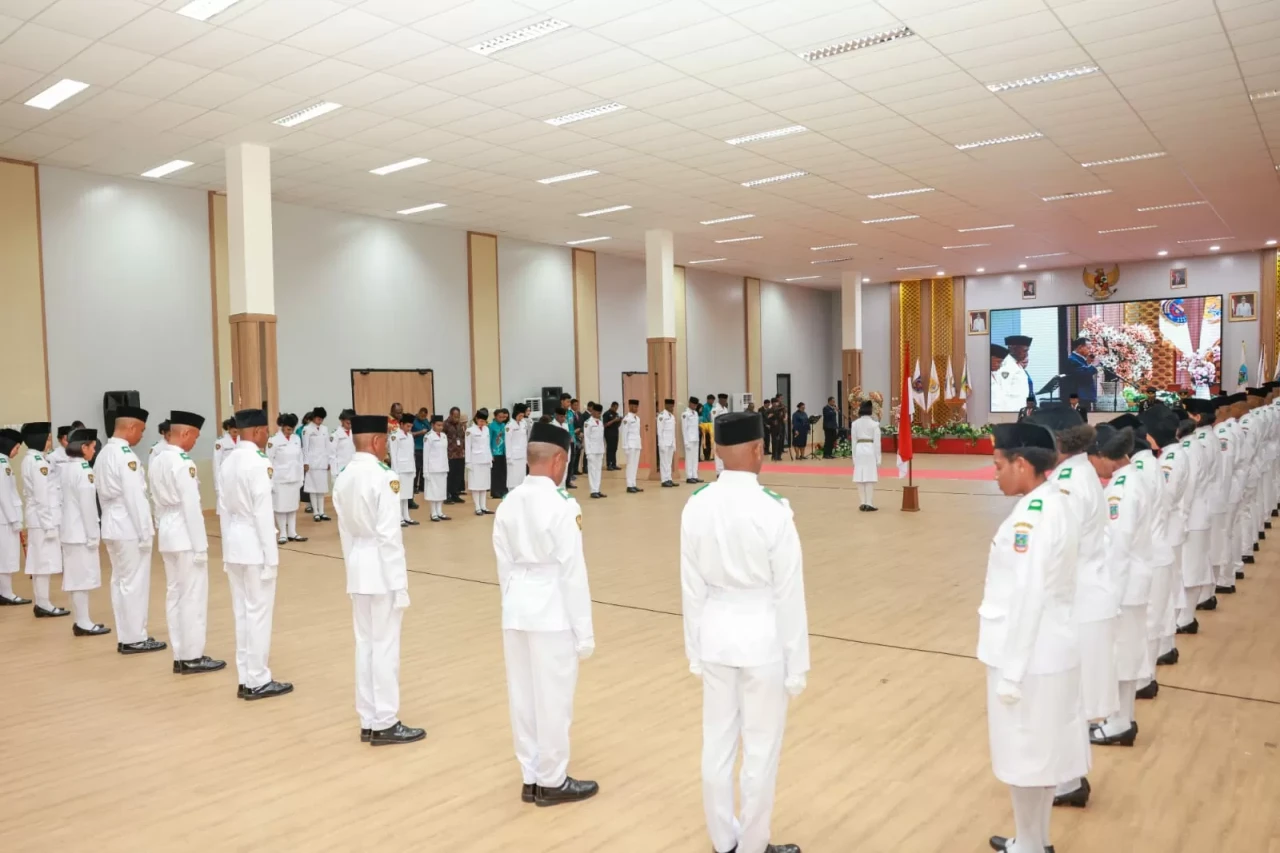Gubernur Defitinif Pertama...