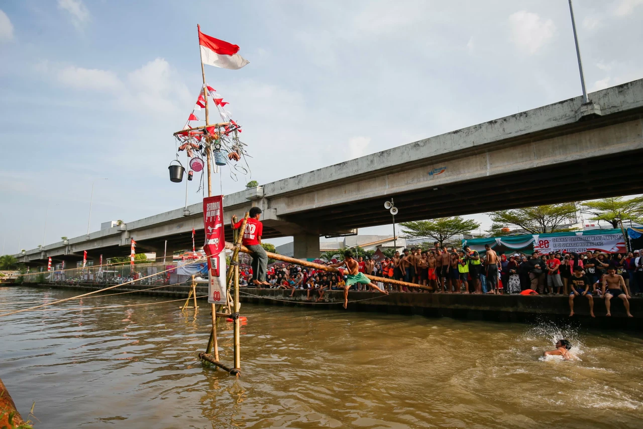 Keseruan Lomba Panjat...