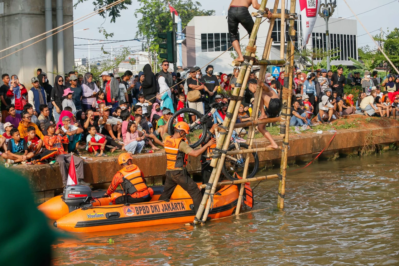 Keseruan Lomba Panjat...