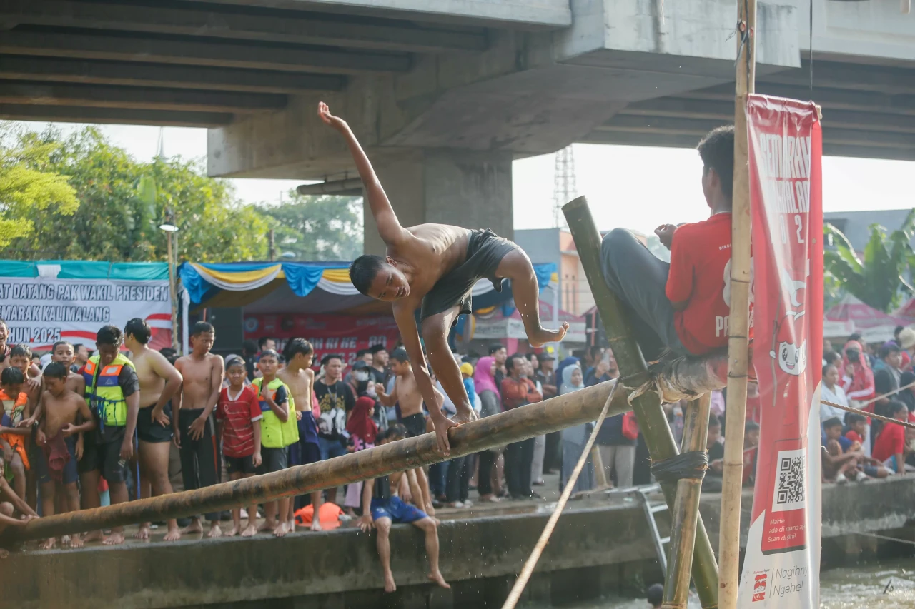 Keseruan Lomba Panjat...