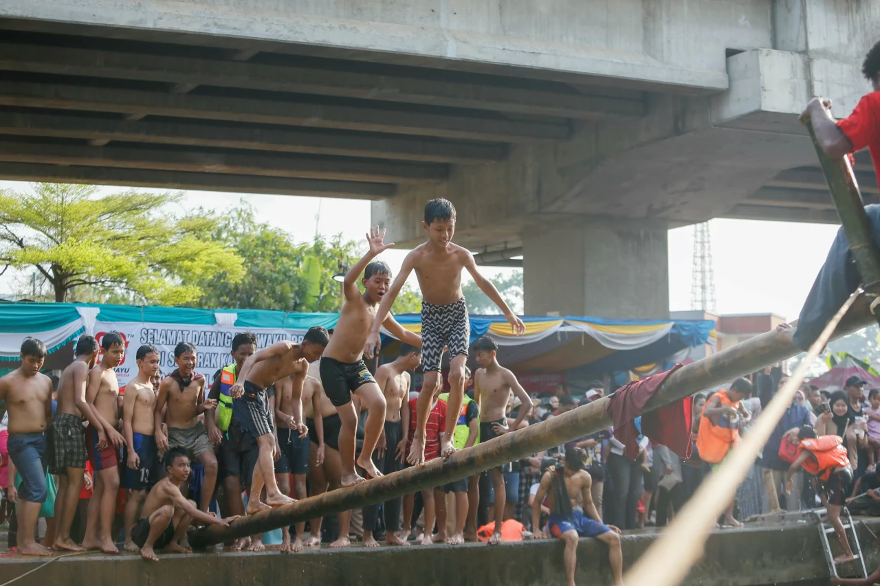 Keseruan Lomba Panjat...