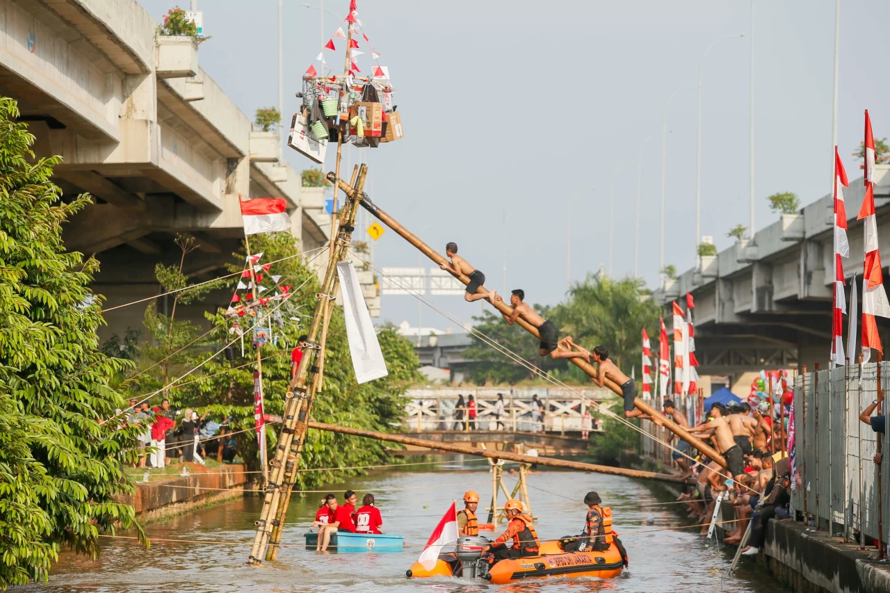Keseruan Lomba Panjat...