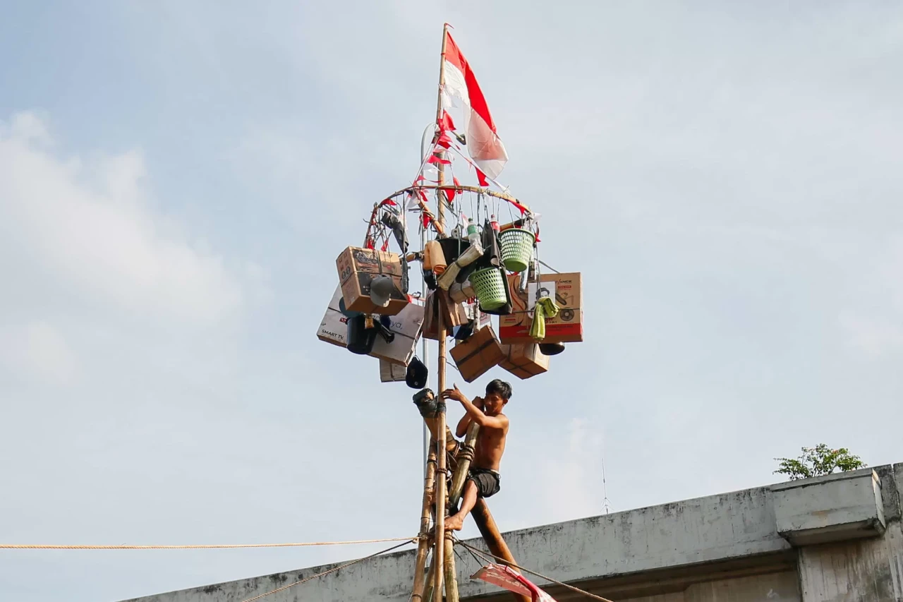 Keseruan Lomba Panjat...