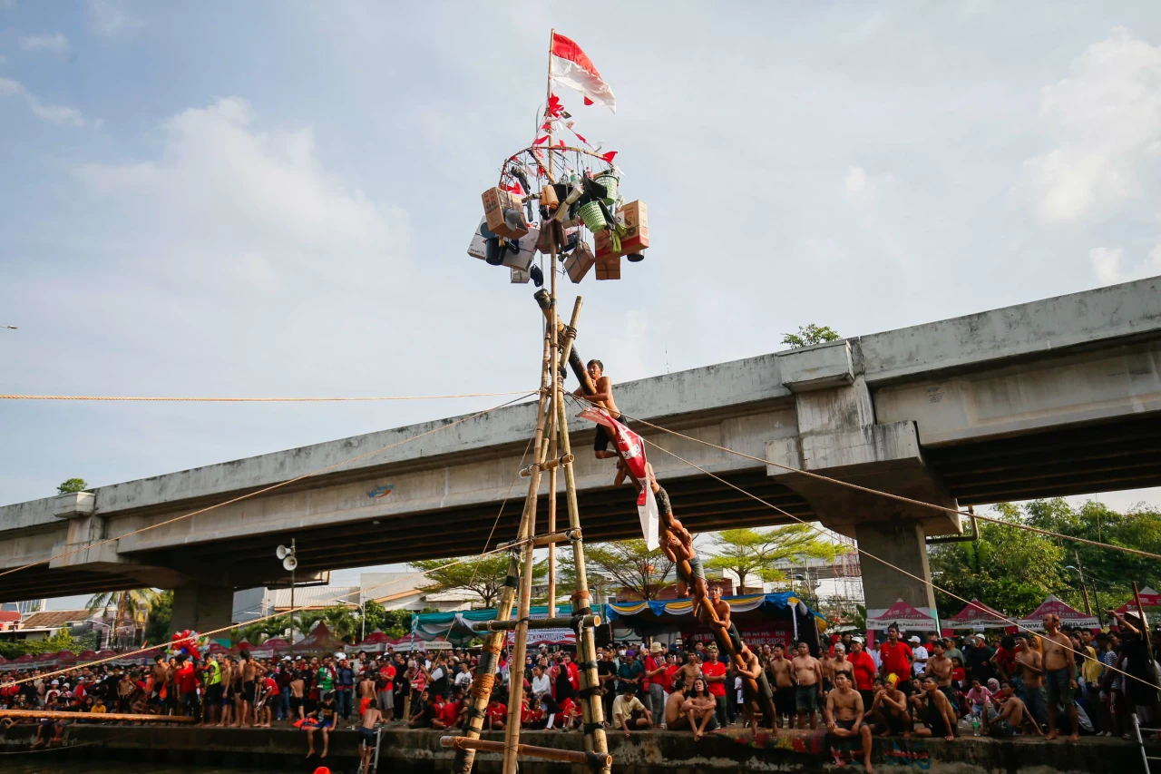 Keseruan Lomba Panjat...