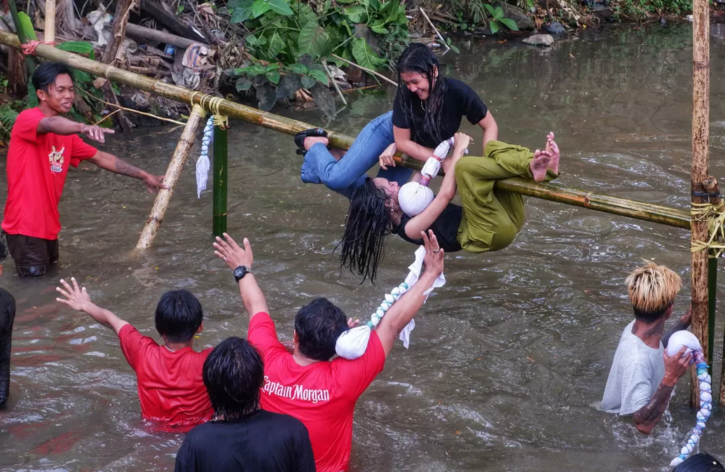 Lomba Pukul Bantal Meriahkan...