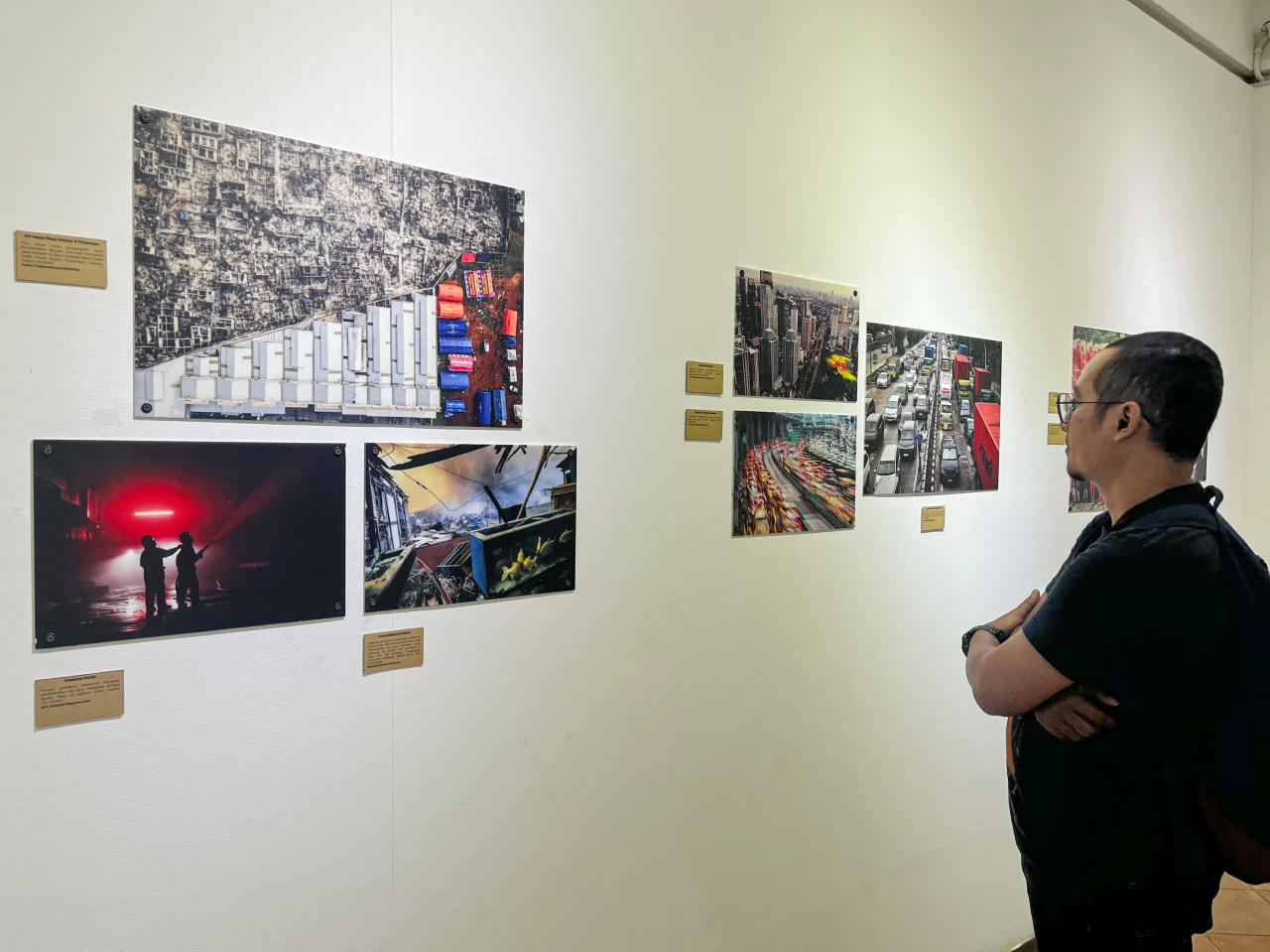 Melihat Pameran Foto...