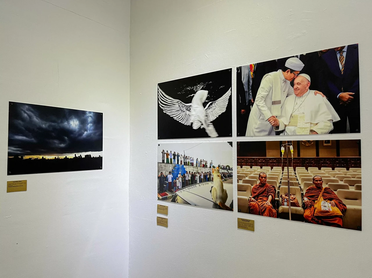 Melihat Pameran Foto...