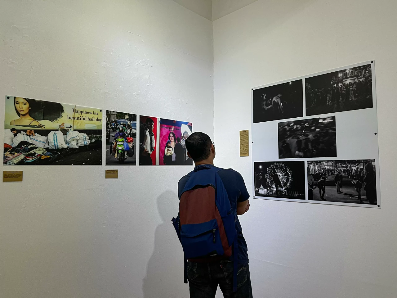 Melihat Pameran Foto...