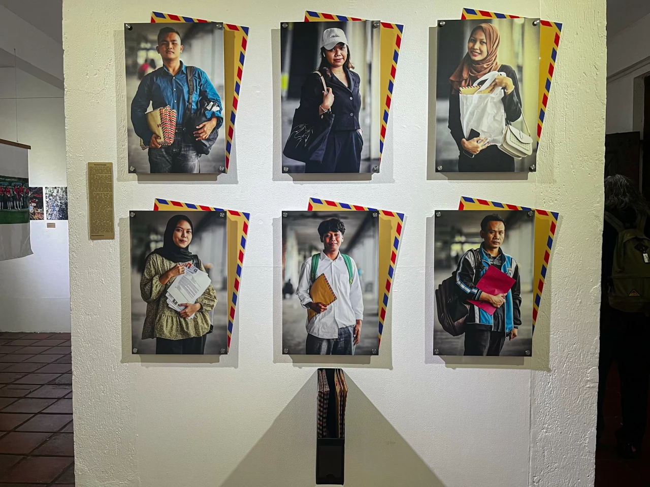 Melihat Pameran Foto...