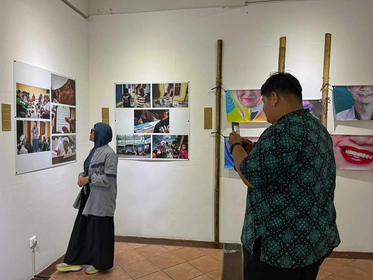 Melihat Pameran Foto...