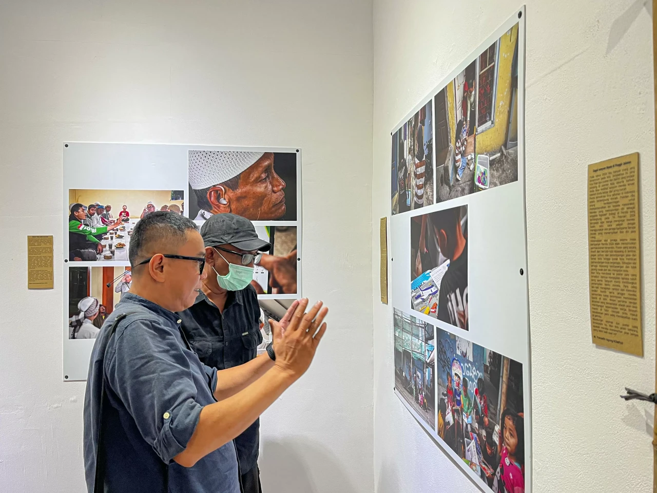 Melihat Pameran Foto...