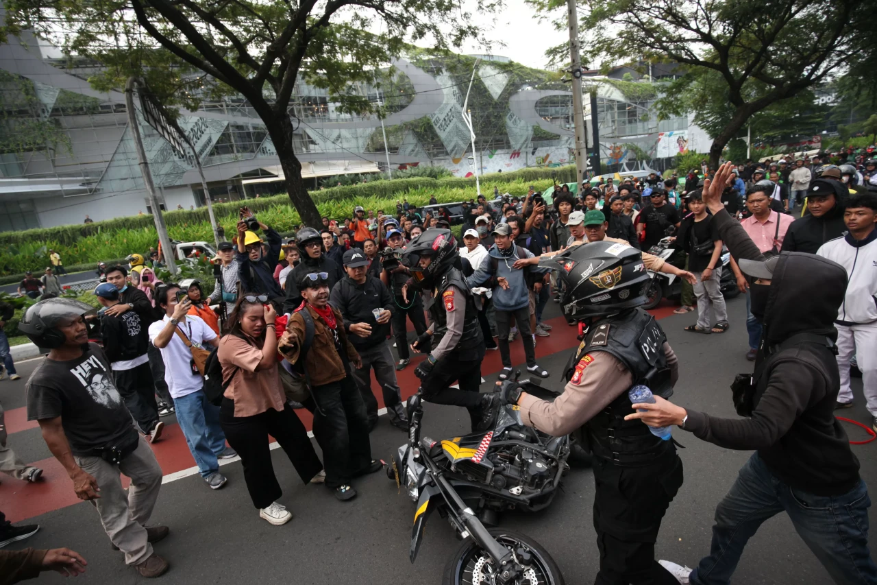 Motor Mogok, Polisi...