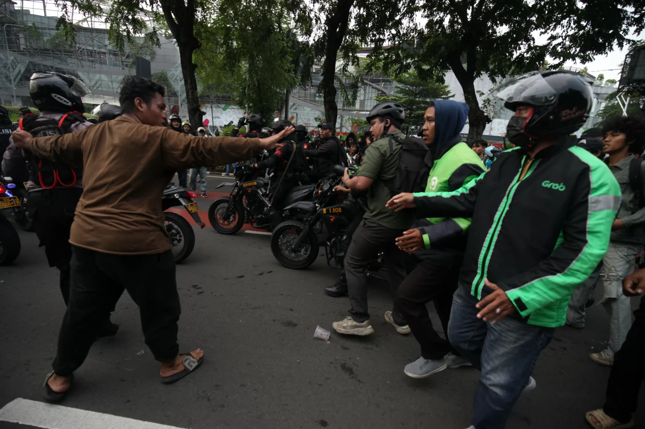 Motor Mogok, Polisi...