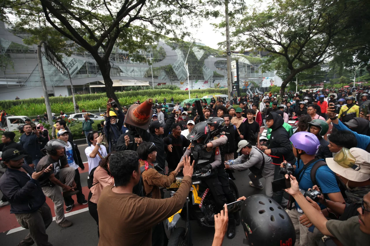 Motor Mogok, Polisi...
