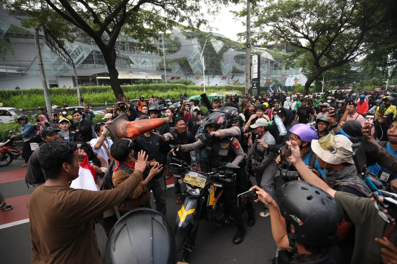 Motor Mogok, Polisi...