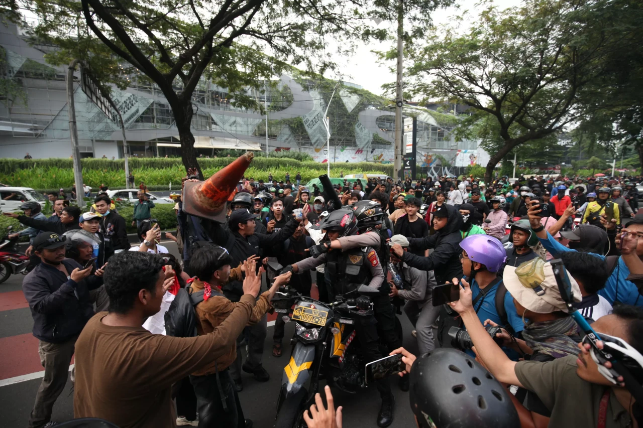 Motor Mogok, Polisi...
