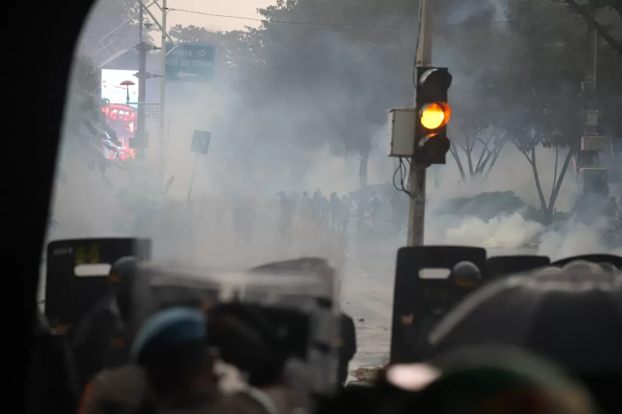 Gas Air Mata Ditembakkan,...