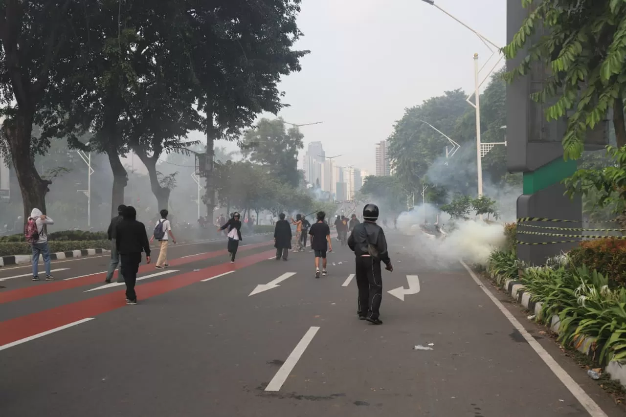 Gas Air Mata Ditembakkan,...