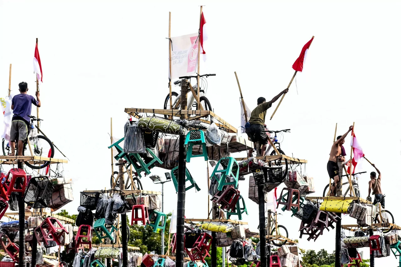 Potret Warga Panjat...