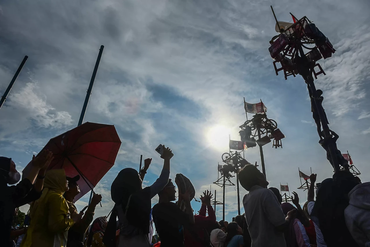 Potret Warga Panjat...