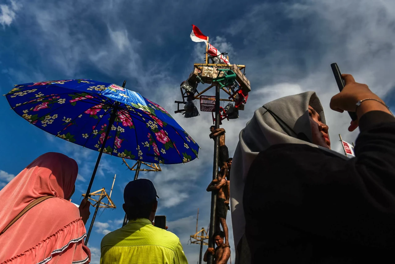 Potret Warga Panjat...