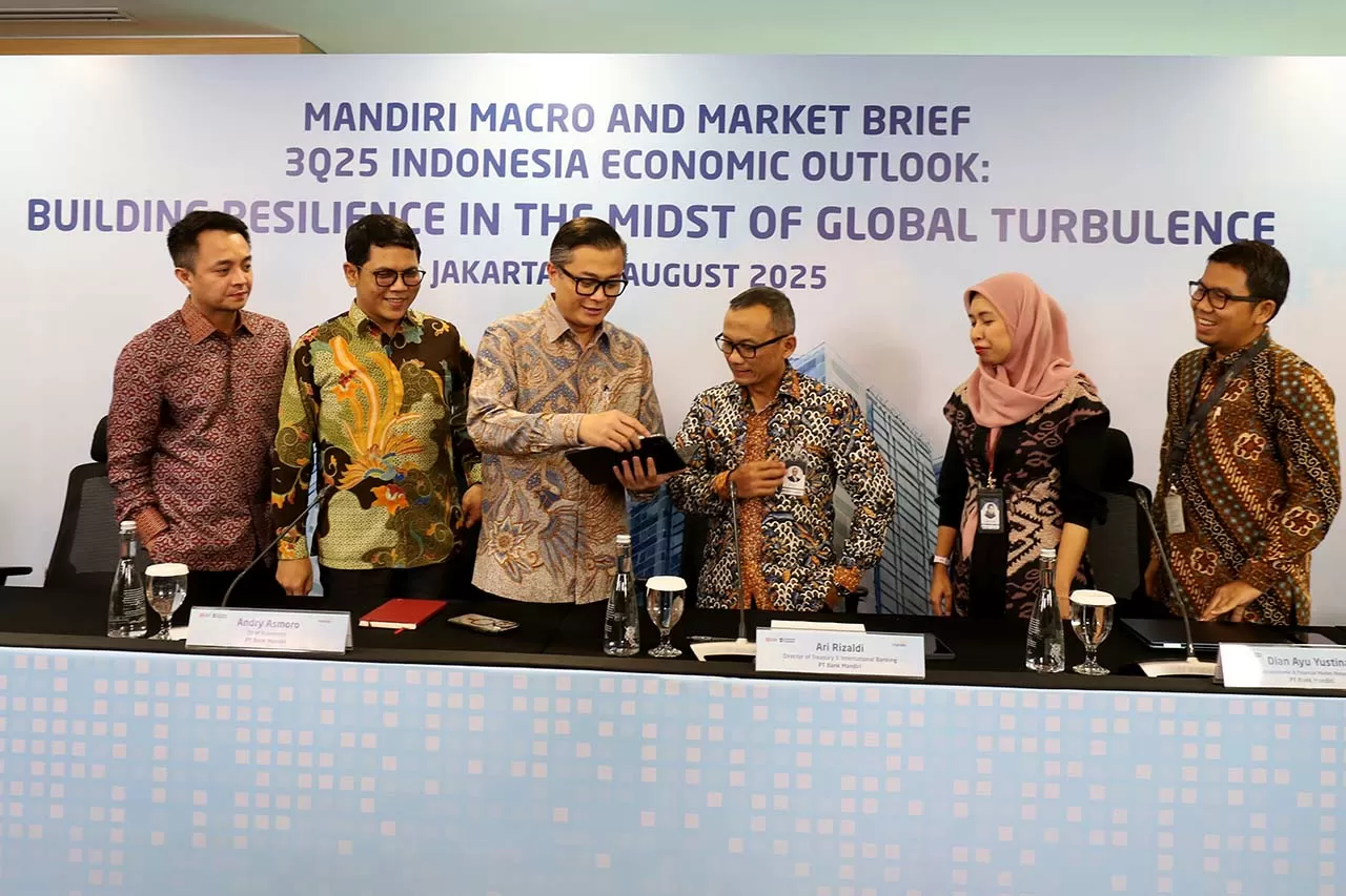 Ekonom Bank Mandiri...