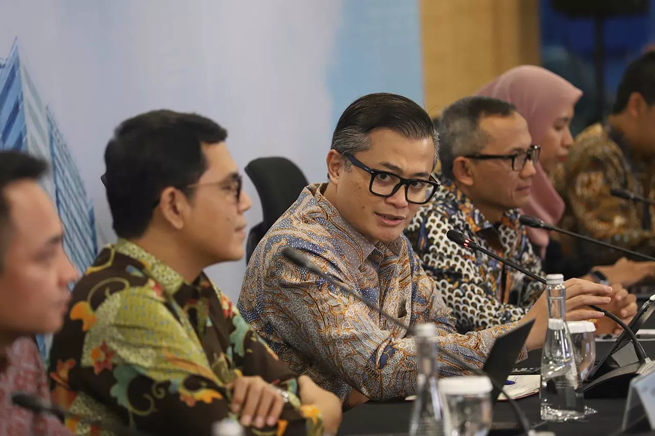 Ekonom Bank Mandiri...