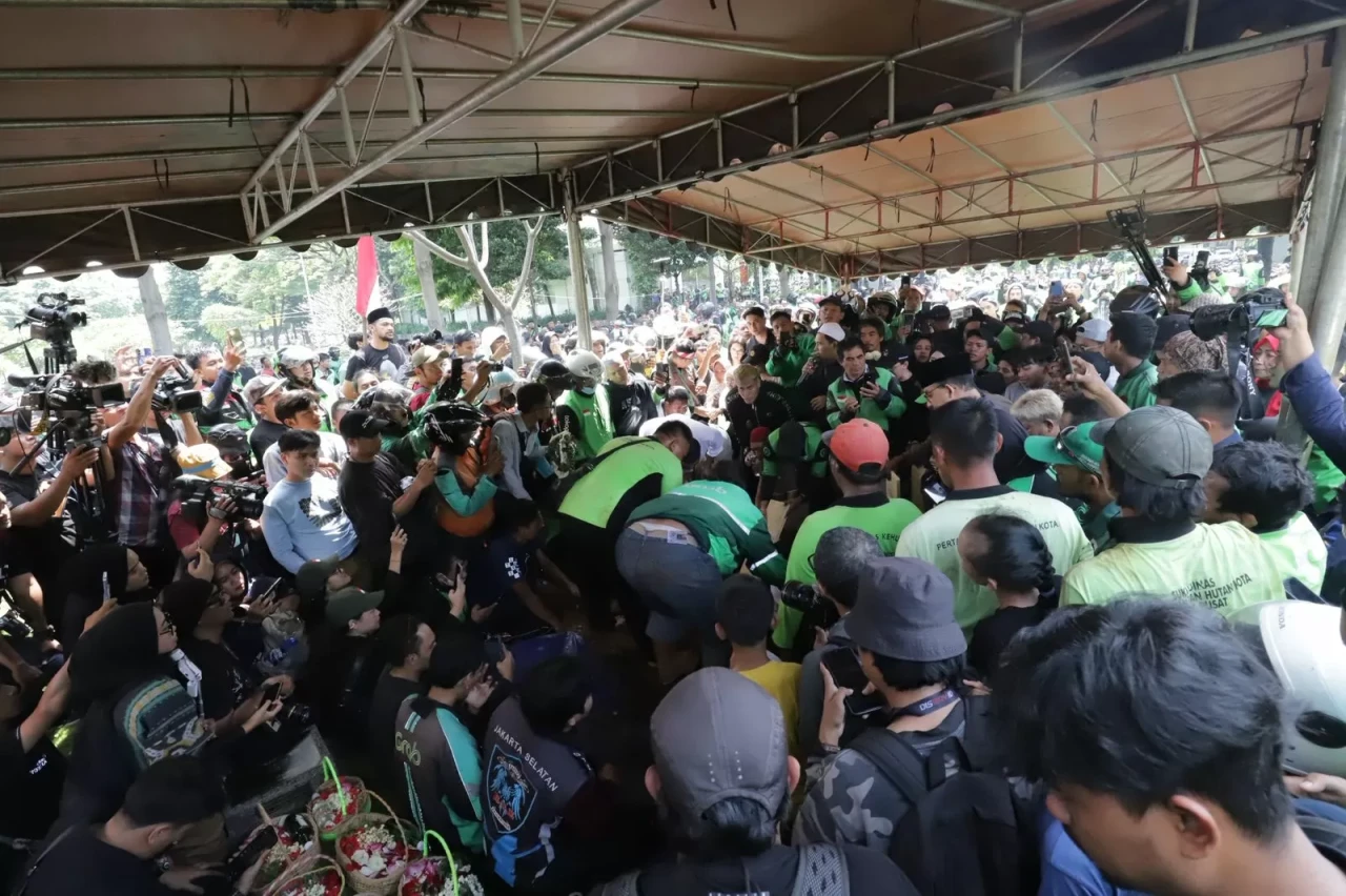 Solidaritas Jaket Hijau...