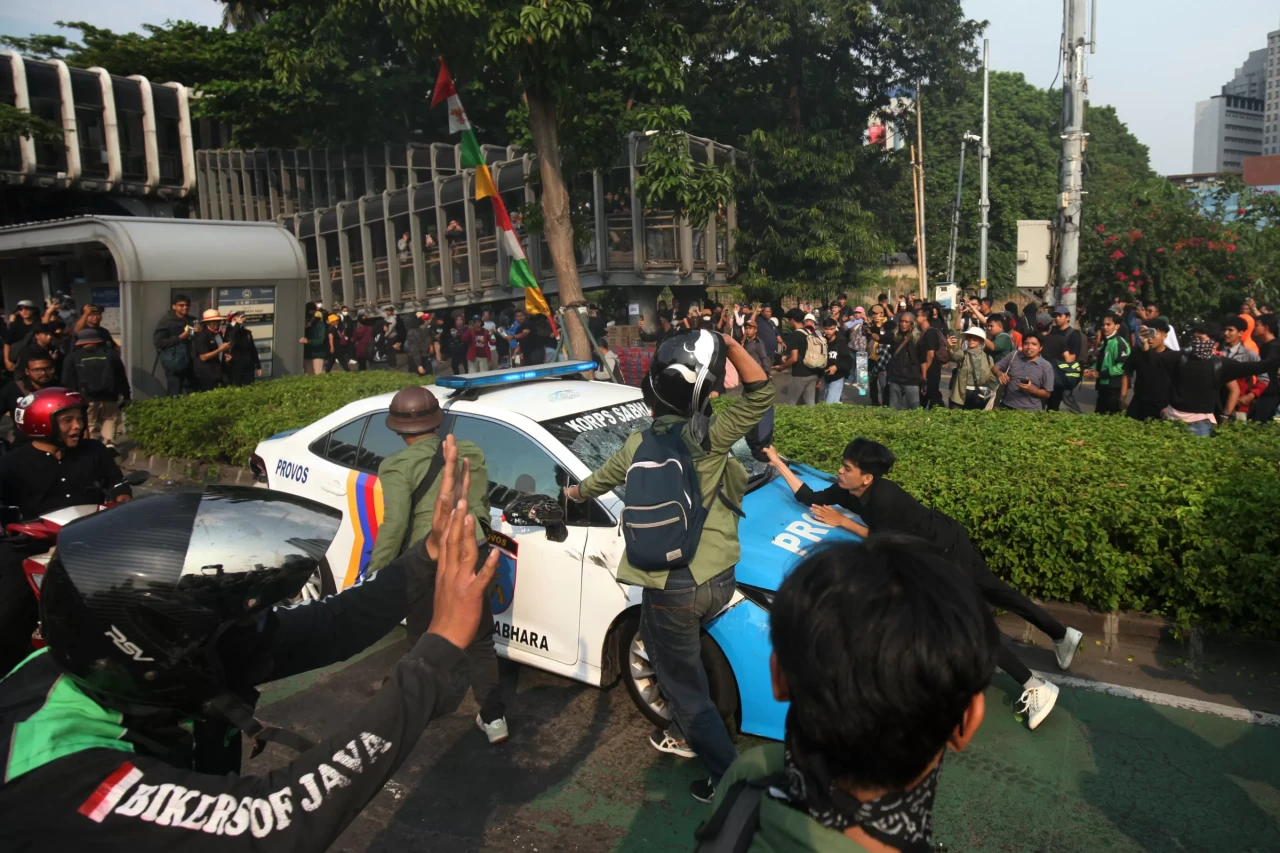 Mahasiswa Cegat dan...