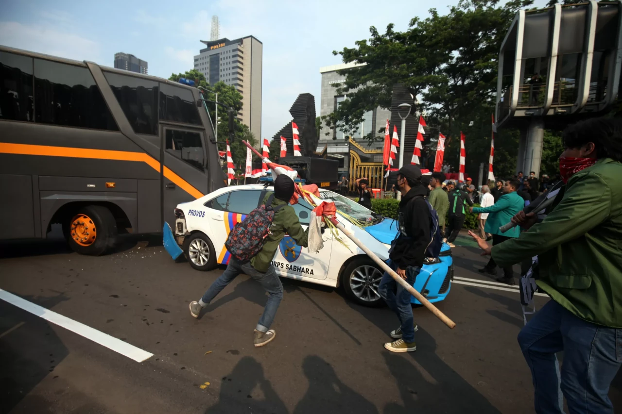 Mahasiswa Cegat dan...