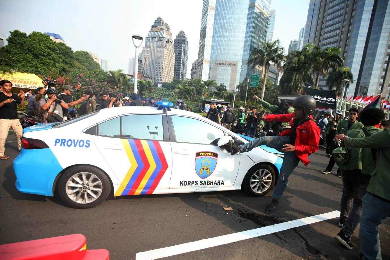 Mahasiswa Cegat dan...