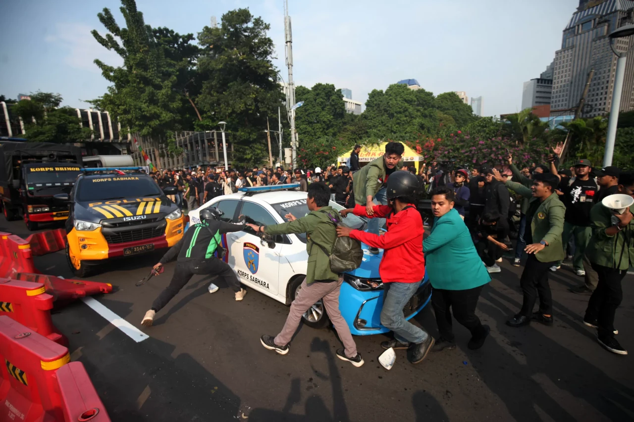 Mahasiswa Cegat dan...