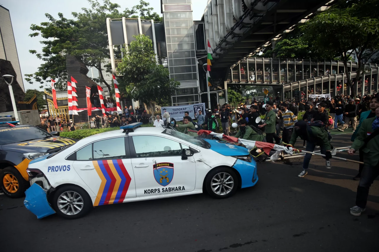 Mahasiswa Cegat dan...
