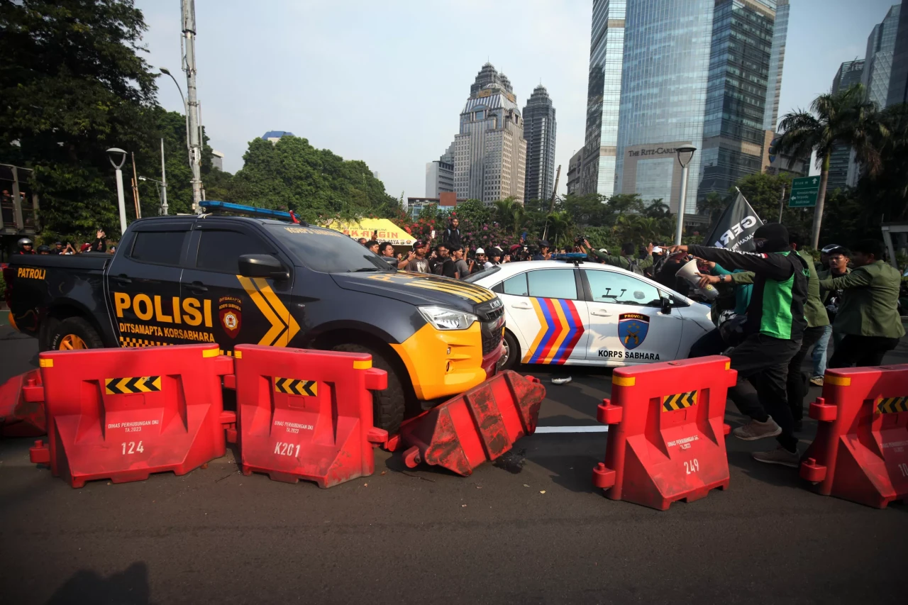 Mahasiswa Cegat dan...