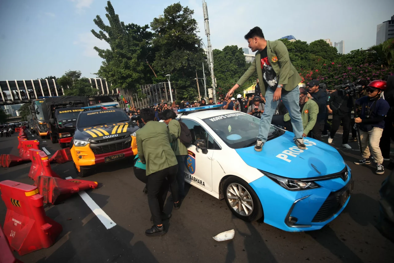Mahasiswa Cegat dan...