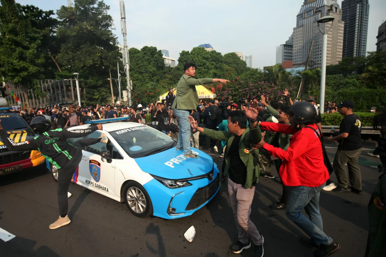 Mahasiswa Cegat dan...