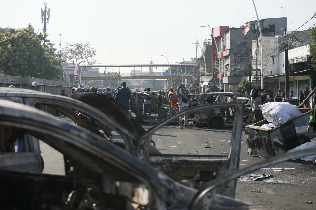 Puluhan Mobil Hangus...